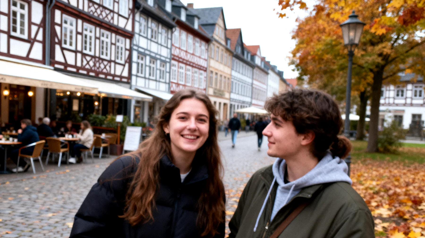 Die Eltern verbringen trotz gemeinsamer Abende kaum bewusste, aufmerksame Zeit mit ihren Kindern – jeder ist mit seinem eigenen Bildschirm beschäftigt, und echte Verbindung bleibt aus. Die Kinder suchen Nähe, fühlen sich aber unsichtbar."