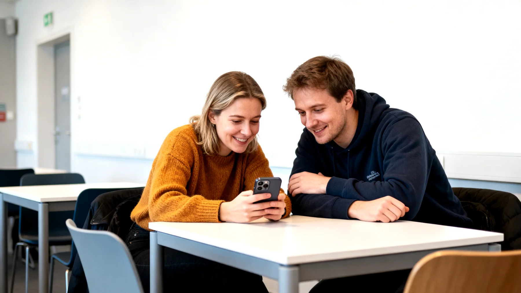 Die Großmutter bemerkt, dass ihr Enkelkind (Jugendliche/r) zunehmend die Schule vernachlässigt, keine Lust mehr auf Hausaufgaben hat und jegliche Motivation verloren zu haben scheint. Sie versucht zu helfen, fühlt sich aber hilflos und weiß nicht, wie sie das Thema ansprechen soll, ohne eine Mauer zu errichten oder als altmodisch abgestempelt zu werden."