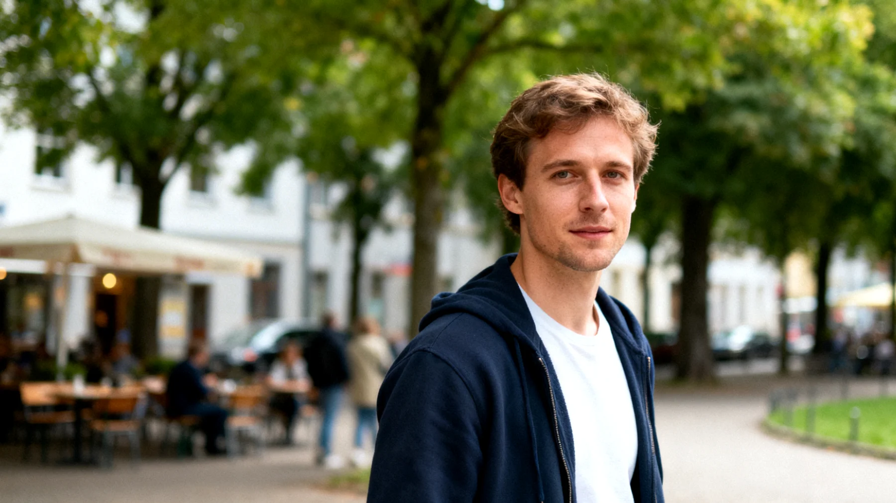 Die Großmutter beobachtet, dass ihr Enkelkind zunehmend Schwierigkeiten hat, Kontakt zu Gleichaltrigen aufzubauen. Das Kind zieht sich bei Familienfeiern oder im Park zurück, spricht kaum mit anderen Kindern und klammert sich stark an die Großmutter. Sie weiß nicht, wie sie das Kind sanft ermutigen kann, ohne es zu überfordern oder noch mehr in seine Schale zu treiben."