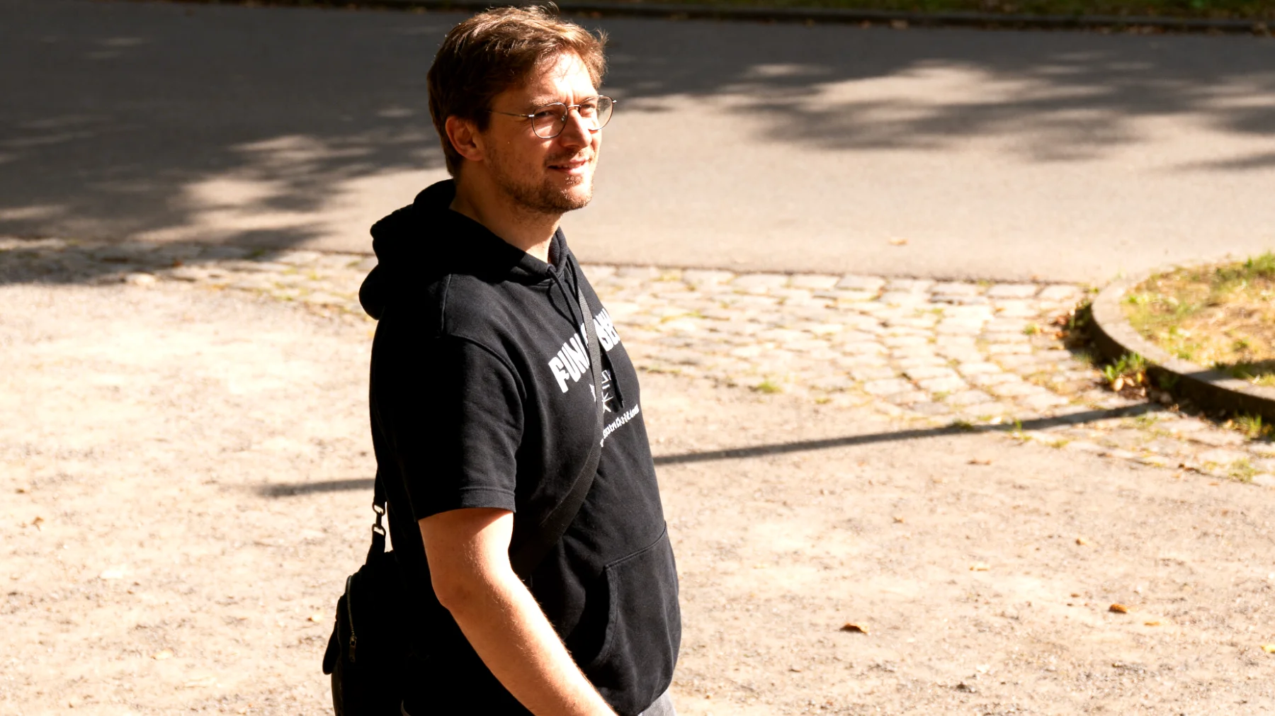 Die Mutter fühlt sich allein gelassen mit den täglichen Haushaltsaufgaben, da ihre kleinen Kinder sich weigern, einfache Aufgaben zu übernehmen, wie das Aufräumen ihrer Spielsachen oder das Decken des Tisches. Trotz wiederholter Bitten und Erklärungen reagieren die Kinder mit Gleichgültigkeit oder Ablenkung, was bei der Mutter zunehmend Frustration und Erschöpfung erzeugt."